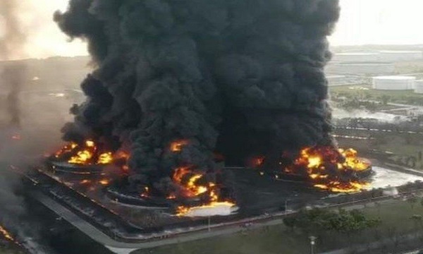 Terrible Fire at Indonesia's Oil Refinery, Fear of Death
