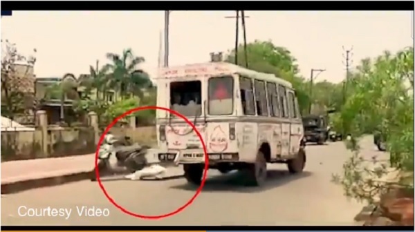 India: The Dead Body Fell On the Road From Ambulance
