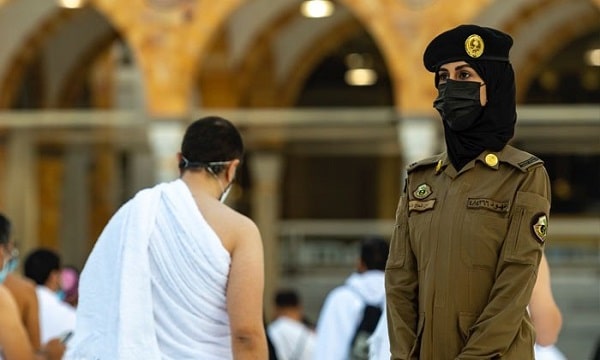 Photo of Female Security Officer in Haram Sharif Makkah Goes Viral