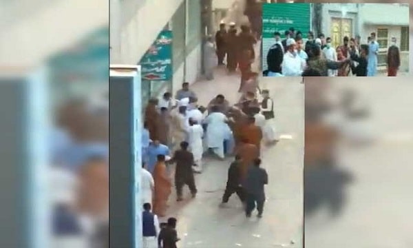 Fight Between Traders and Levies Officials Over the Closure of Shops, 3 Injured in Firing