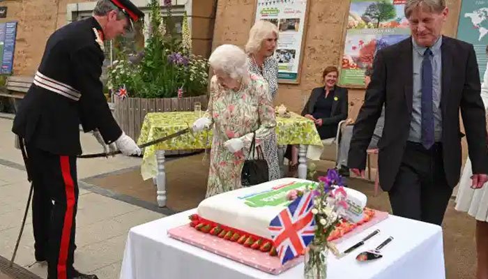 The Queen Fails to Cut the Cake With the Sword