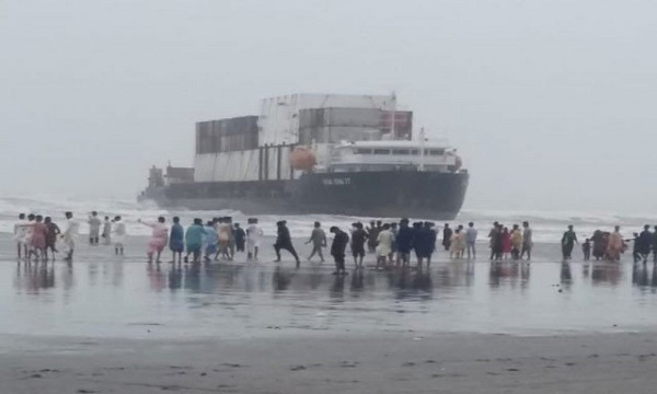 Ship Stranded on Sea View Karachi Became Entertainment for the Citizens